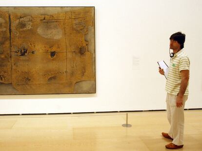 <b><i>Gran pintura</b></i> (1959), de Antoni Tàpies, en la exposición de pintura abstracta del Museo Guggenheim Bilbao.
El sociólogo Javier Elzo.