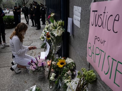 Una joven deposita un cartel en un altar en homenaje al empresario franco mexicano Baptiste Lormand en la Embajada de Francia.