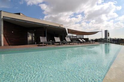 Su piscina desbordante, las cómodas tumbonas y las deliciosas tapas son credenciales suficientes para subir hasta lo alto de este hotel y contemplar las magníficas vistas a Montjüich con el Palacio Nacional y las Torres Venecianas en primer término.