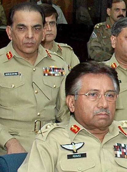 Kiani (izquierda), detrás de Musharraf, en un acto en agosto en Islamabad.