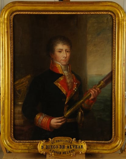 Diego de Alvear (retratado en el lienzo), segundo jefe de la escuadra española, debía viajar en la fragata 'Mercedes' el 5 de octubre de 1804, día del hundimiento del barco. Fue movilizado sorpresivamente como segundo del jefe del convoy naval, y se desplazó a la embarcación Medea. Desde allí presenció, a cambio de librarse de la muerte, cómo saltaba por los aires la 'Mercedes', donde viajaban su esposa y siete de sus hijos. La historia de Alvear conmovió incluso a los ingleses que habían enviado al fondo del mar al barco español y que le indemnizarían por tanta pérdida. 'Diego de Alvear y Ponce de León'. Finales del siglo XVIII. Copia de Candelaria de Alvear. Óleo sobre lienzo. Museo Naval, Madrid.