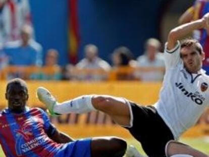 El mediocampo senegalés del Levante, Pape Diop, y el centrocampista argentino del Valencia, Fernando Gago, durante el partido correspondiente a la séptima jornada de la Liga de fútbol de Primera División