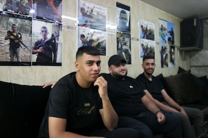 Jóvenes palestinos en un local del campo de refugiados de Yenín.