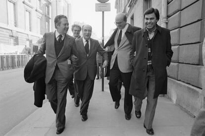 Líderes socialistas del sur de Europa: Mário Soares, Lionel Jospin, François Mitterrand, Bettino Craxi y Felipe González, en París.