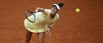 Muguruza sirve durante el partido ante Stosur.