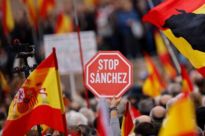 Un manifestante sujeta un cartel con el lema "Stop Sánchez".