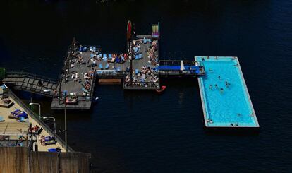 Un grupo de gente disfruta del calor en un piscina en el ro Spree de Berln (Alemania).