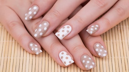 Artículo de EL PAÍS Escaparate sobre la tendencia de manicura con lunares