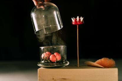 El arranque del menú es sobresaliente: una serie de bocados en diferentes texturas que bautiza como pradera de tomates: en bloody mary, en un macaron de atún y en una michelada de frutos rojos. Le sigue un dúo de ostras, que aromatiza con romero y acompaña de gel de fruta de la pasión y hoja de ostra con granizado de agua de bosque y rocío de vinagre. En el siguiente bloque, el bosque, unas almejas son las protagonistas, con toques de romero, tomillo y sake elaborado en el Delta del Ebro, y unos espaguetti de manzanilla y romero. 
