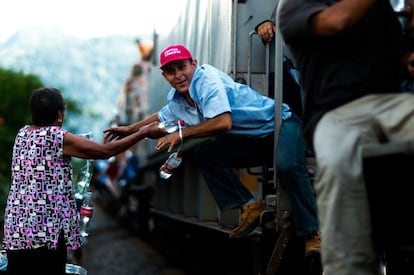 Las Patronas han ideado sus propios sistemas de trabajo para facilitar la labor de entrega de la comida y bebida. Llenan viejas botellas de plástico con agua, amarradas con una cuerda de dos en dos, como hace doña Leonila, fundadora de Las Patronas. Como no les sobran los recursos, las botellitas de plásticos usadas las lavan y llenan de nuevo para entregarla a los migrantes que requerirán su ayuda en el siguiente tren.