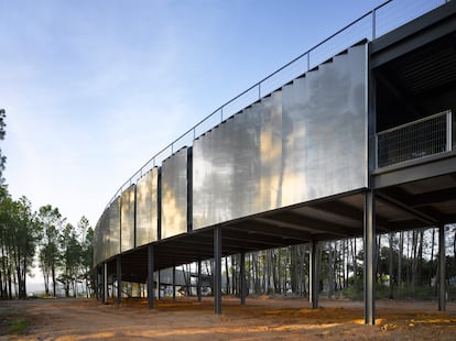 Detalle del anillo que forma el Centro Internacional de Innovación Deportiva, en el Guijo de Granadilla (Cáceres). Para Campo-Baeza, "una preciosa huella con trazas de corona circular pone en valor el paisaje con una enorme fuerza y hermosura". | 