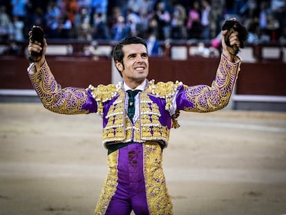 Emilio de Justo, con las dos orejas del quinto toro de la corrida del 2 de octubre en Las Ventas.