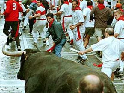 El encierro de Domecq entra en la calle Estafeta.