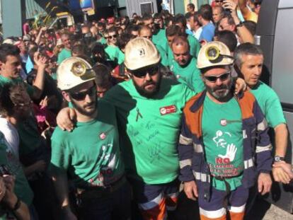 La mujer de un minero tras 50 días de encierro: “No me canso de mirarle”