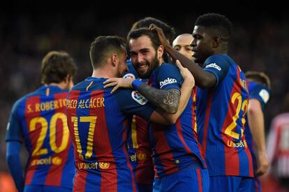 El delantero de Barcelona, Paco Alcacer, celebra con sus compañeros tras marcar un gol.