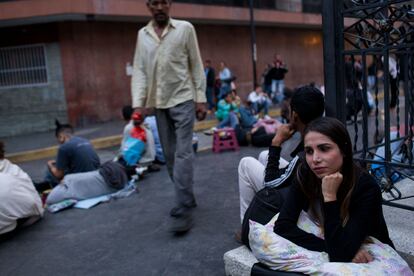 Personas hacen fila para solicitar un pasaporte en el Servicio Administrativo de Identificación, Migración y Extranjería (SAIME) en Caracas (Venezuela).