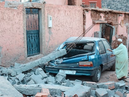 Un vecino de la zona de Uirgan observaba el sábado los efectos del terremoto en su calle.