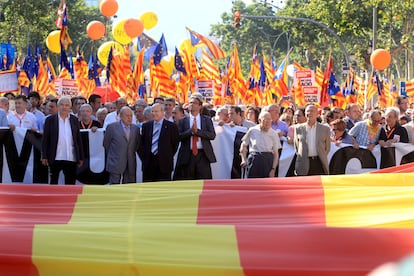 La cabeza de la manifestación: Pascual Maragall, Jordi Pujol, José Montilla, todos han estado en el Palau de la Generalitat. A su lado, Ernest Benach, Heribert Barrera y Joan Rigol, que han ocupado la presidencia del Parlamento catalán.