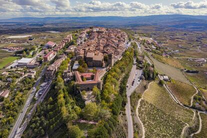 Situada en el sur de la provincia de Álava, <a href="https://elviajero.elpais.com/elviajero/2019/02/14/actualidad/1550135794_832060.html" target="_blank">Laguardia</a> asoma desde un altozano, protegida por una muralla que mandó levantar el rey Sancho el Fuerte de Navarra y que aún conserva cinco puertas de acceso. El centro histórico de la capital de la Rioja Alavesa, que no ha perdido su sabor medieval, guarda patrimonio como las iglesias de Santa María de los Reyes, con la Torre Abacial, y la de San Juan Bautista, con sus retablos. Sus bodegas, la mayoría abiertas al público, son una prueba más de que nos encontramos en una tierra de vinos que produce más de 12 millones de litros al año y donde la enología lo impregna todo: paisajes, economía, cultura, fiestas, tradiciones.<br></br> Más información: <a href="https://laguardia-alava.com/es/" target="_blank">laguardia-alava.com</a>