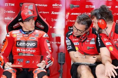 Marc Márquez, este viernes en Jerez junto a los técnicos de Ducati.
