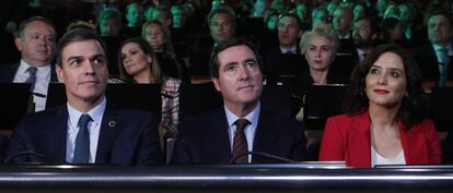 Pedro Sánchez, presidente del Gobierno, (izquierda), Antonio Garamendi, presidente de la patronal CEOE, e Isabel Díaz Ayuso.