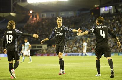Luka Modric, Cristiano Ronaldo y Sergio Ramos celebran el tercer gol del Madrid. .