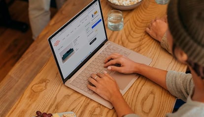 Ordenador portátil con Word de Microsoft