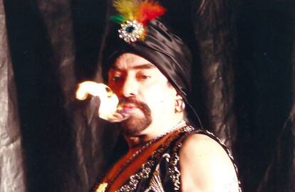 El faquir Kirman, durante una de sus actuaciones.