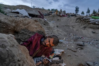 Un toxicómano fumaba heroína al borde de una colina en Kabul, el 7 de junio. Independientemente de quien se halle en el poder, la presencia de drogadictos en la capital es un problema que lleva décadas sin resolverse.