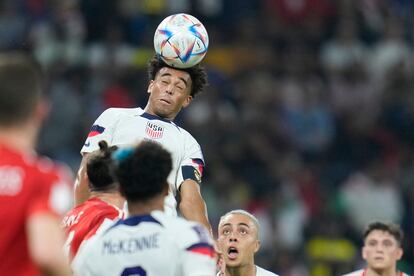 El centrocampista estadounidense Tyler Adams remata un balón durante el partido que enfrentó a su selección y la de Gales. 