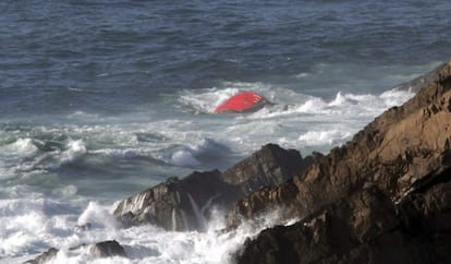 Vista del barco pesquero hundido frente a Cabo Pe&ntilde;as, cuyo naufragio ha provocado dos muertes y la desaparici&oacute;n de otros seis tripulantes.