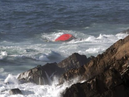 Vista del barco pesquero hundido frente a Cabo Pe&ntilde;as, cuyo naufragio ha provocado dos muertes y la desaparici&oacute;n de otros seis tripulantes.