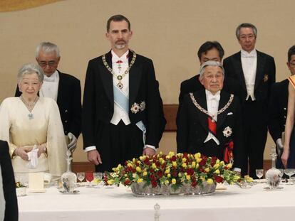 La emperatriz Michiko, el rey Felipe, la reina Letizia y el emperador de Jap&oacute;n, Akihito, durante la cena de gala ofrecida en honor de los Reyes de Espa&ntilde;a.