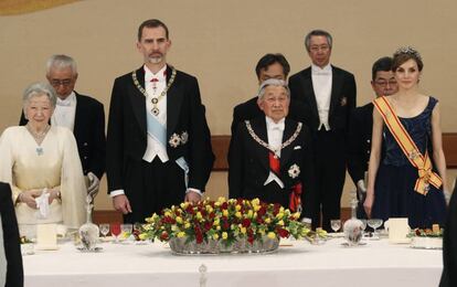 La emperatriz Michiko, el rey Felipe, la reina Letizia y el emperador de Jap&oacute;n, Akihito, durante la cena de gala ofrecida en honor de los Reyes de Espa&ntilde;a.