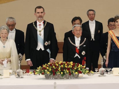 La emperatriz Michiko, el rey Felipe, la reina Letizia y el emperador de Japón, Akihito, durante la cena de gala ofrecida en honor de los Reyes de España.