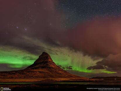 Una aurora boreal fotografiada sobre Kirkjufell, una montaña de origen volcánico que se encuentra en Grundarfjortur, al oeste de Islandia.