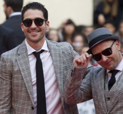 Los actores Miguel Ángel Silvestre y Oriol Vila a su llegada a la gala inaugural de la decimoquinta edición del Festival de Cine Español de Málaga.