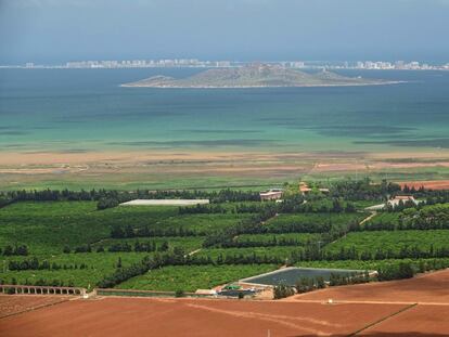 Vista de una zona de cultivo que linda con el mar Menor.