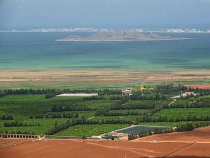 Vista de una zona de cultivo que linda con el mar Menor.