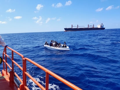 Embarcación precaria cuyos ocupantes fueron auxiliados por Salvamento Marítimo en agosto de 2023, en Almería.