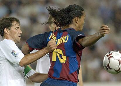 Óscar Montiel agarra a Ronaldinho.