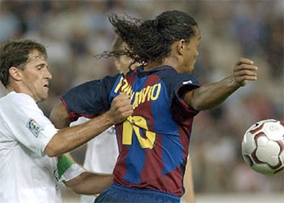 Óscar Montiel agarra a Ronaldinho.