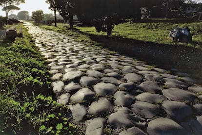 Construida por orden del cónsul Apio Claudio el Ciego, al que debe su nombre y quien construyó el primer tramo de 90 kilómetros en el año 312 a.C., la antigua Regina Viarum (reina de las carreteras) de Roma se amplió en el 190 a.C. hasta Bríndisi, en el mar Adriático. La vía que en su tiempo conectaba un imperio aún existe, con sus adoquines marcados por ruedas de carro y pulidos por milenios de pisadas. El primer tramo, en Roma, es un festival de historia antigua: empieza en la Porta de San Sebastiano, del Siglo V, la mayor de las puertas de la muralla Aureliana, y sigue a lo largo de 16 kilómetros hasta el <a href="https://www.parcoappiaantica.it/" target="_blank"> Parco Regionale dell'Appia Antica</a>, un gigantesco museo al aire libre flanqueado por campos y pinares que despierta el fervor arqueológico con sus restos clásicos, mausoleos, tumbas y lápidas. Otros puntos de interés indispensables incluyen la Villa dei Quintili, del siglo II, con sus baños bien conservados, y las cavernosas catacumbas de San Calixto, donde descansan decenas de papas y mártires cristianos.