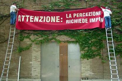 Fachada del pabellón español en la Bienal de Venecia, con el cartel: &#39;Atención, la percepción requiere compromiso&#39;.
