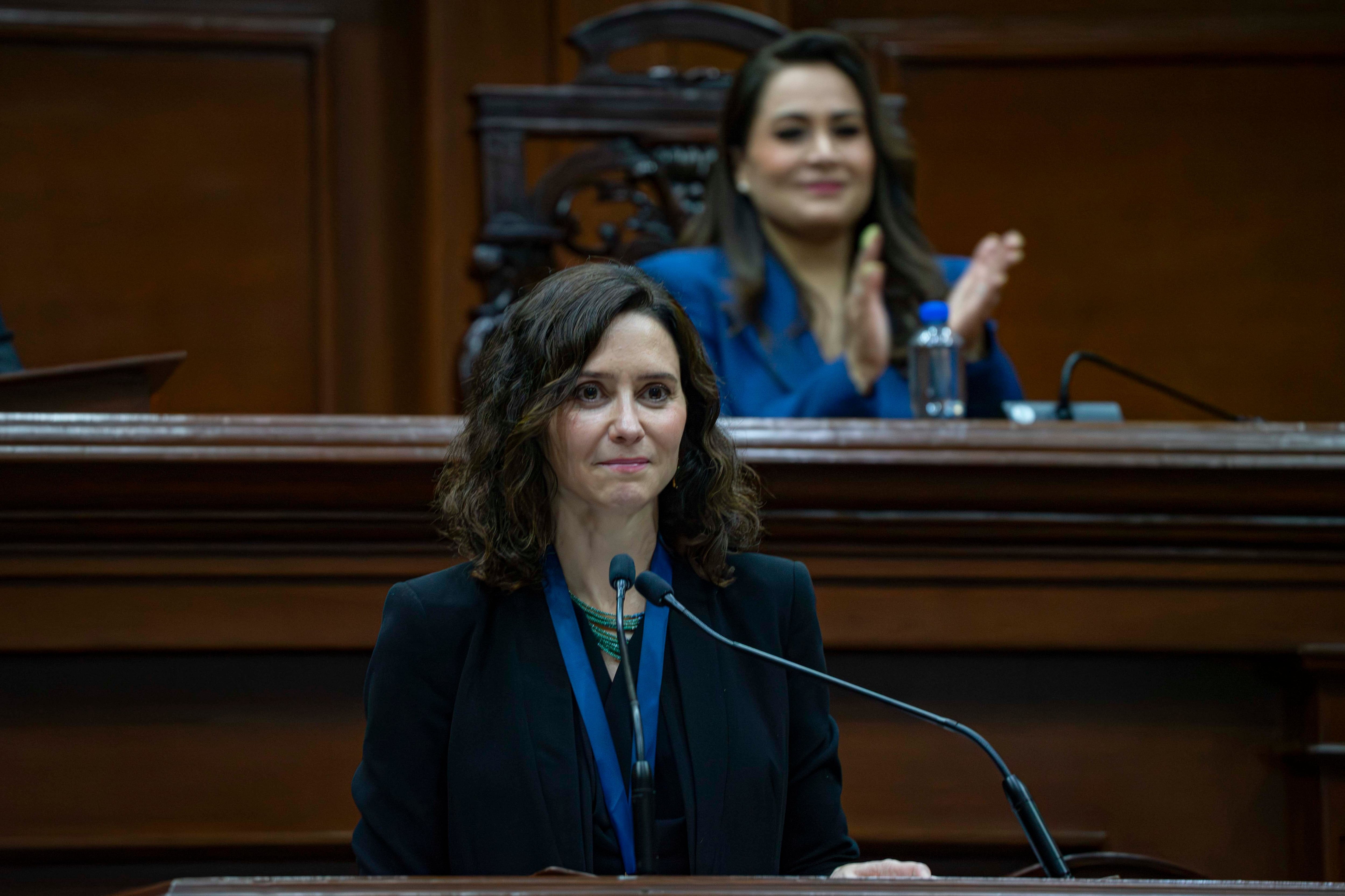 La presidenta de la comunidad de Madrid, Isabel Díaz Ayuso, en el Congreso de Aguascalientes a una sesión, donde se le otorgó una medalla al Mérito Cívico, acompañada de la Gobernadora del Estado mexicano, Tere Jiménez, el pasado miércoles.