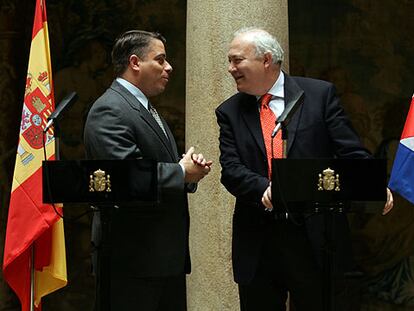 Felipe Pérez Roque (izquierda) y Miguel Ángel Moratinos, tras su entrevista.