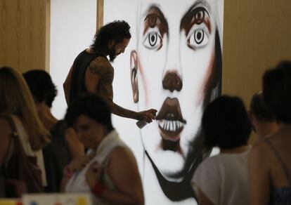 Un dibujo en vivo en el 'mercado de la ilustración' en Matadero Madrid.