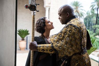 Indira Varma com a Ellaria Sand i Deobia Opaeri com a Areo Hotah, dos dels personatges que viuen a Dorne.