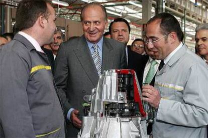 El Rey conversa con operarios de la planta de Renault en Sevilla.
