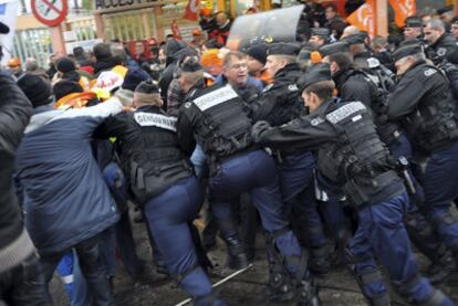 Enfrentamientos entre la policía y los trabajadores en la entrada de la refinería de la empresa Total en Grandpuits, cerca de París.